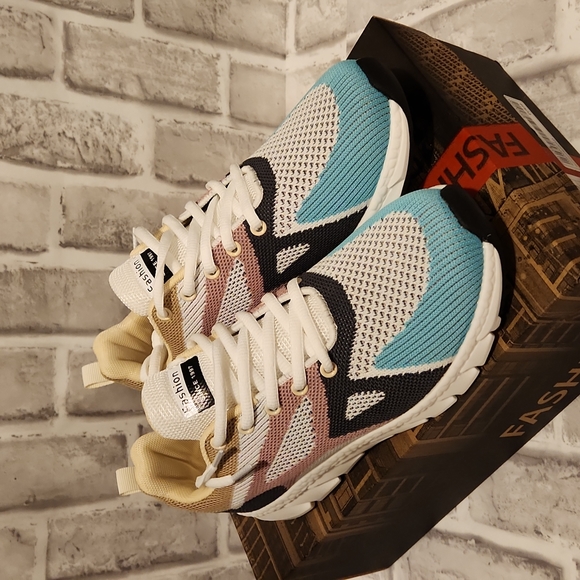 New women's Sneakers Sz 8.5 - Picture 2 of 3